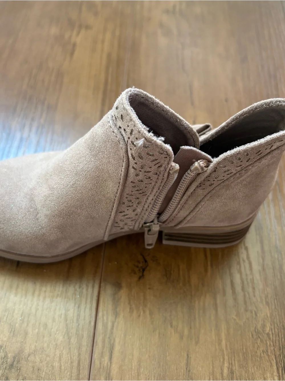 Girls Suede Bow Ankle Booties in Taupe. Size 10. INV25/579